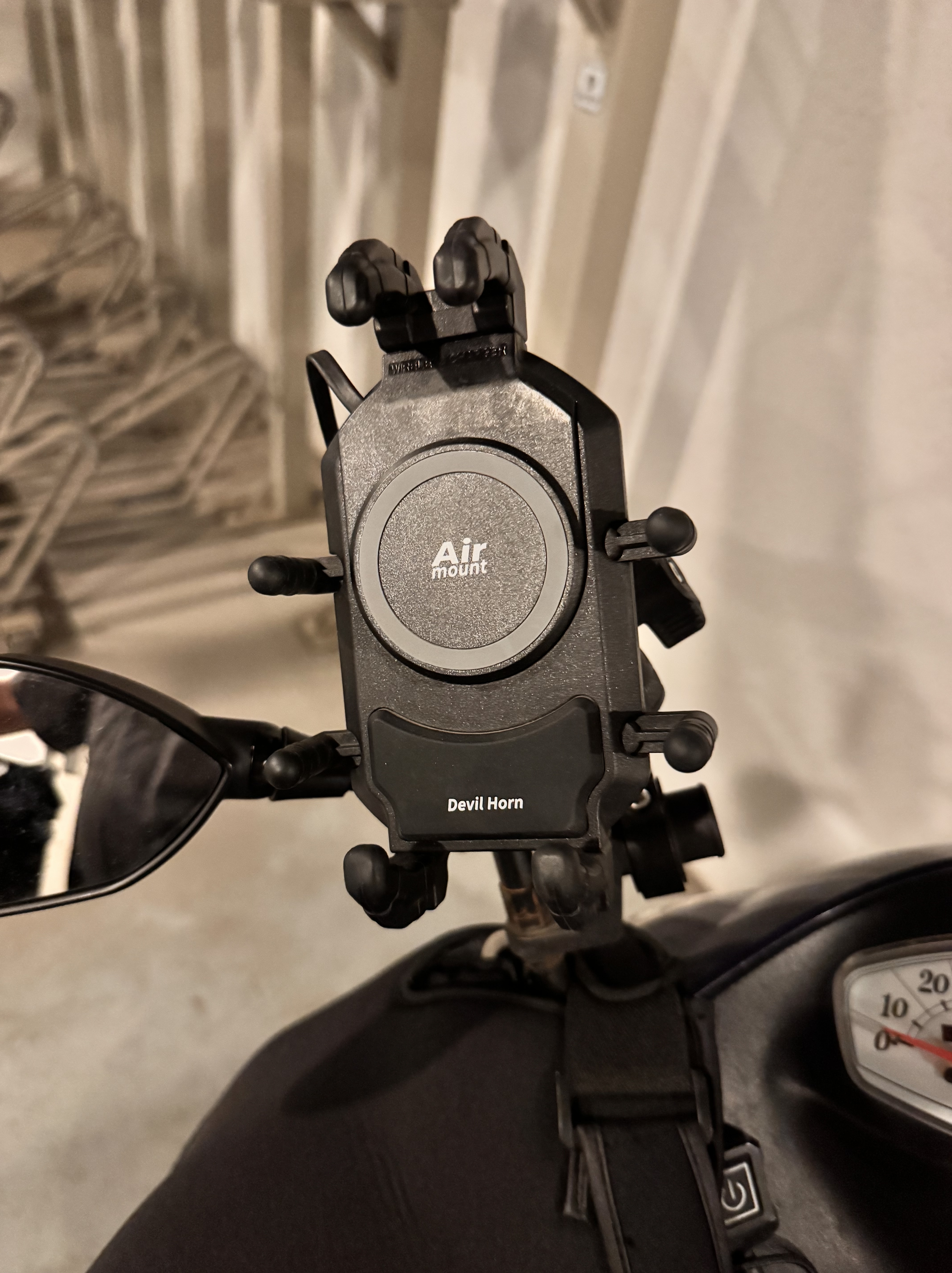 バイクに取り付けたKaedearのスマホホルダー