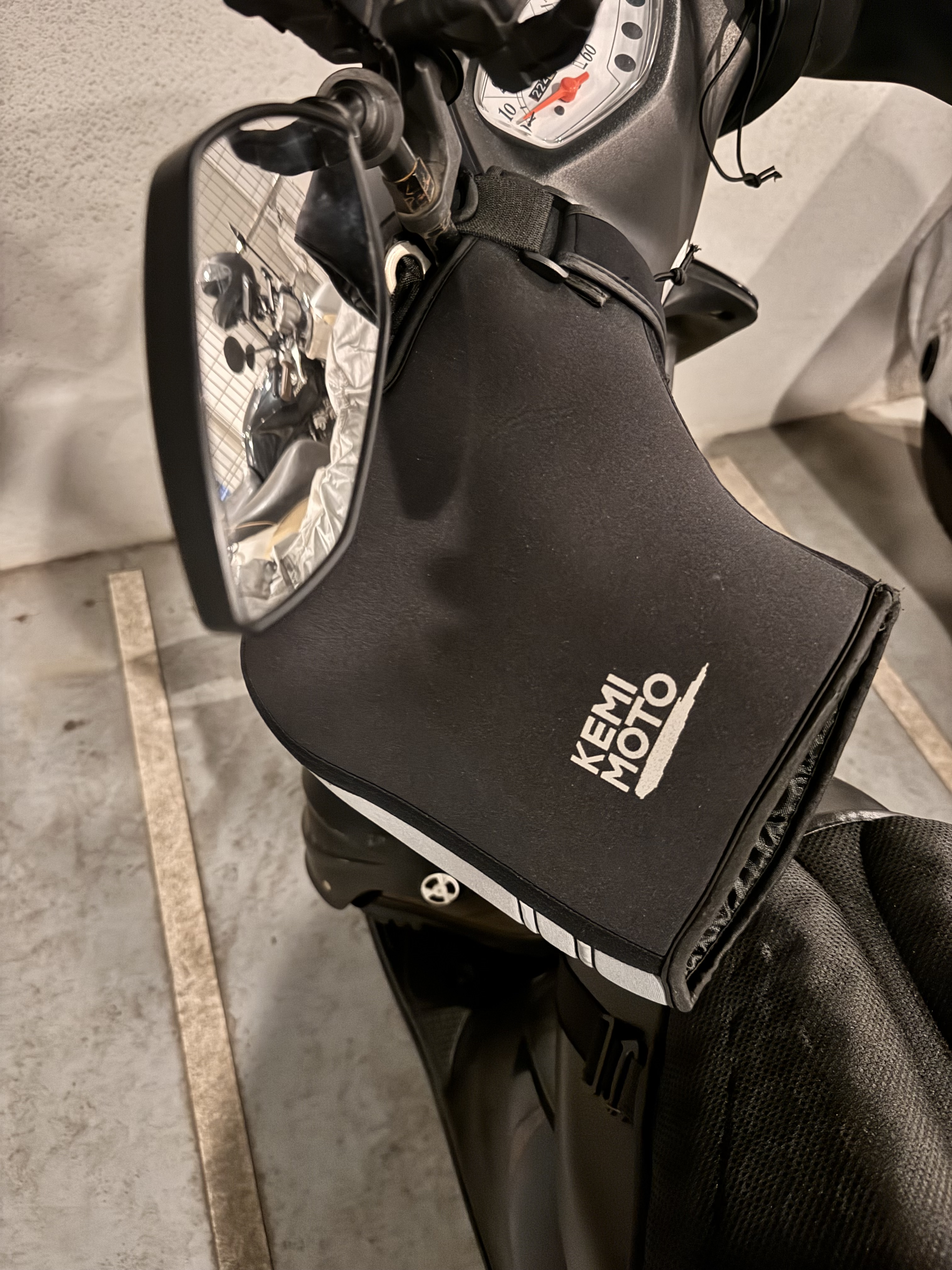 バイクのハンドルに装着したKEMIMOTOのハンドルカバー